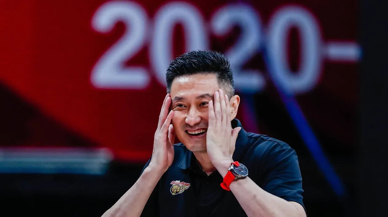 中国队带队取胜！，库里重要时刻表现优异引发球迷热议的简单介绍
